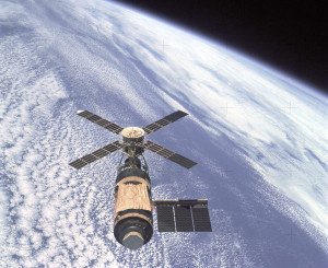 Skylab_and_Earth_Limb_-_GPN-2000-001055